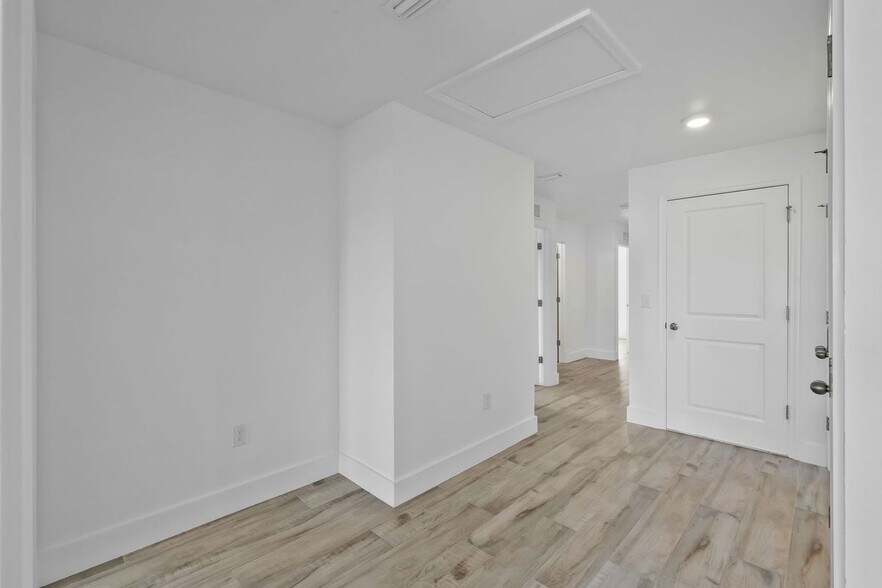 Building Photo - 2426 Santa Barbara Blvd N