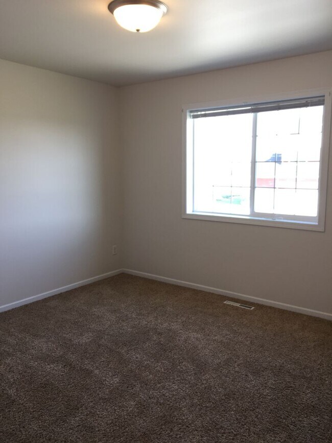 Building Photo - 3 Bed 3 Bath Twin Home