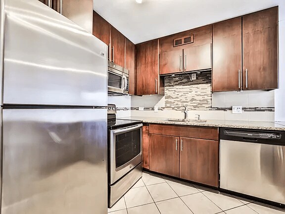 Building Photo - 1212 N La Salle Dr