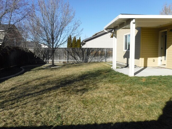 Building Photo - Beautiful 3bed, 2bath home located just of...