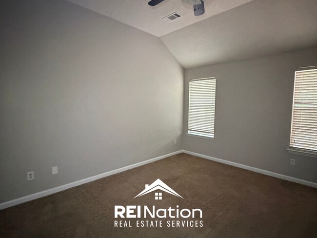 Building Photo - INCREDIBLE LAYOUT! 3BR/2BA Memphis Gem | Vaulted Ceilings & Soaking Tub | Deck & Fenced Yard!