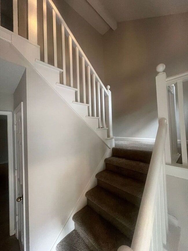 Building Photo - Spacious 3 bedroom Home with Versatile Liv...
