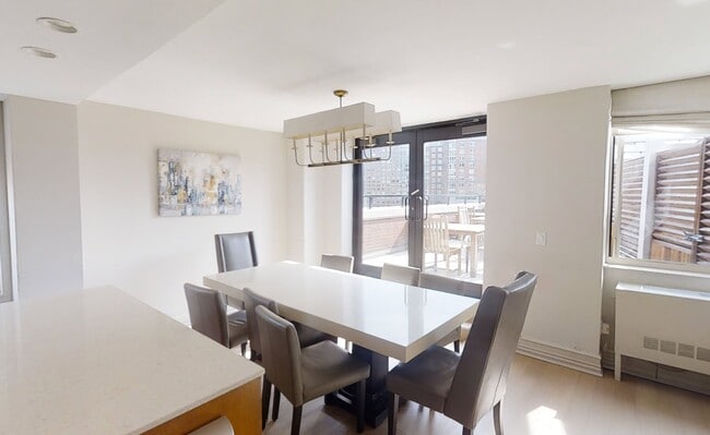 Building Photo - 400 Chambers St