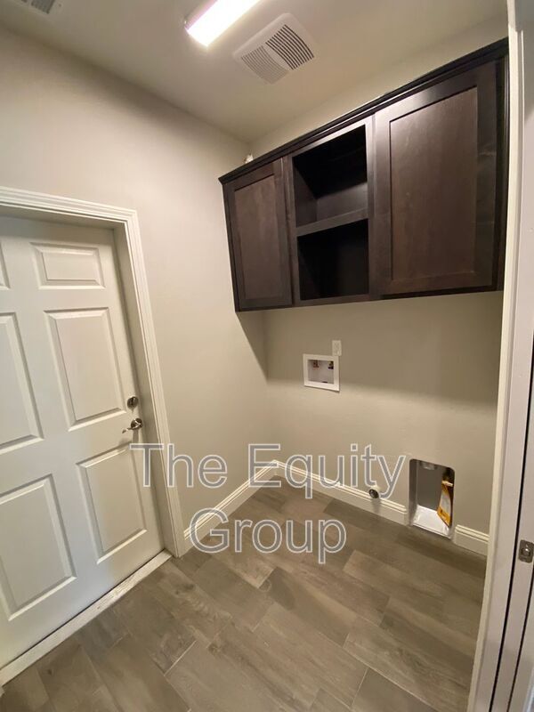 Building Photo - 1129 E Harter Dr