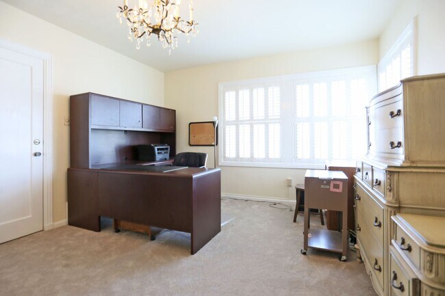 Building Photo - Two-story, 3BR/2.5BA Single family home including Lower-Level Suite with Bath & Kitchenette in Gl...