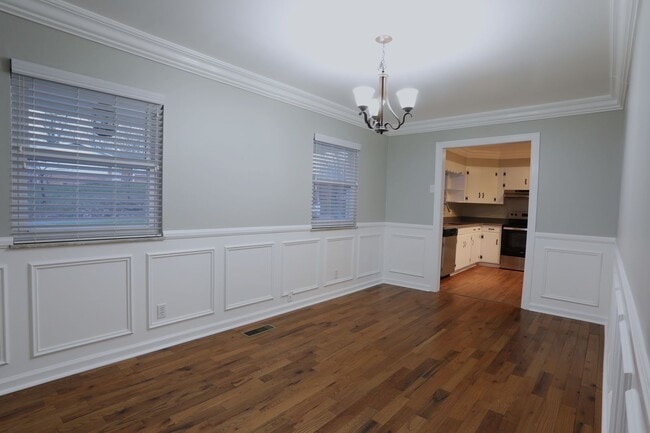 Building Photo - $500 OFF FIRST FULL MONTH- 3 Bedroom / 2 Bath Home  in South Knoxville- Lawncare included!