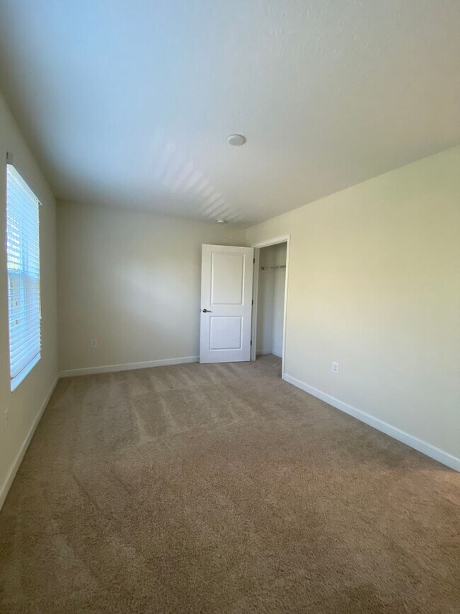Building Photo - Spacious 4-Bedroom Home in Prime Winter Ga...