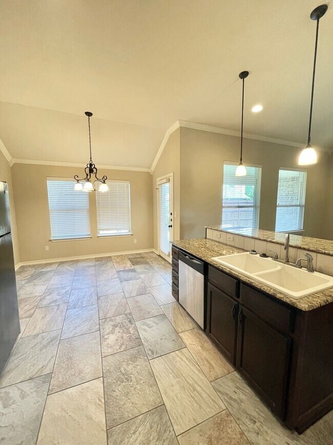 Building Photo - Beautiful 3-bed/2-bath with garage!