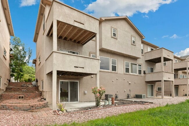 Building Photo - Updated Townhome with Views – Minutes to P...