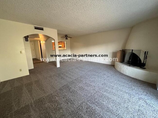 Building Photo - Eastside Townhome