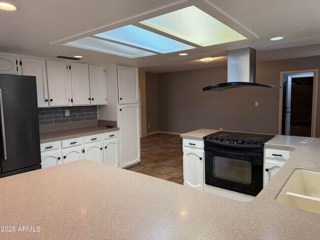 Building Photo - 7126 W Sunnyside Dr