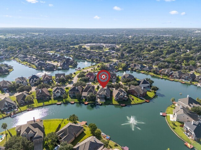 Building Photo - 10011 Lakeside Gables Dr