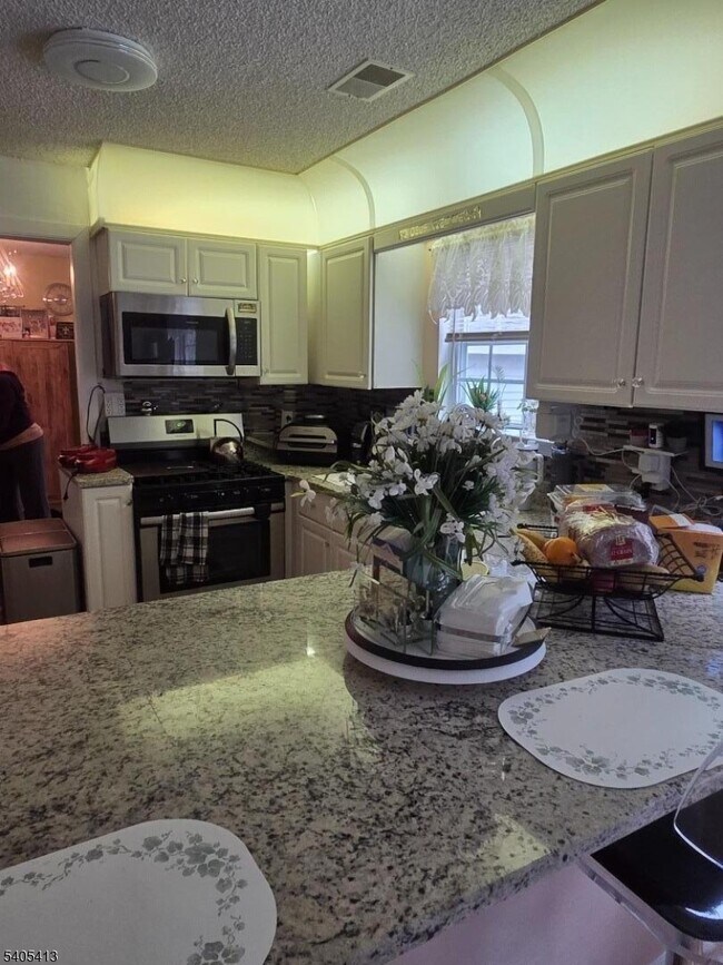 Building Photo - 67 Deer Run Dr S