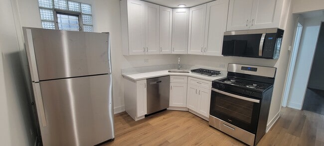 Building Photo - 3207 N Wilton Ave