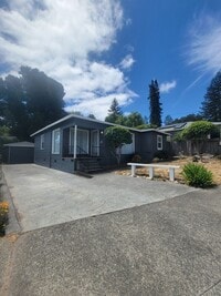 Building Photo - Charming and full of character, this vinta...