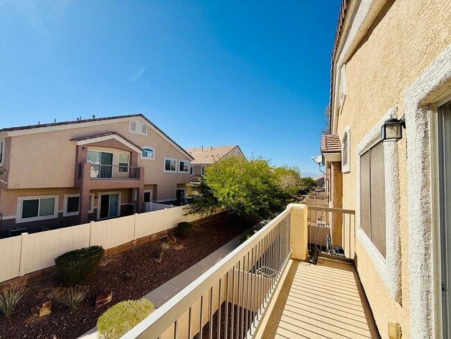 Building Photo - Great Spacious 3 bedroom Townhome Available!