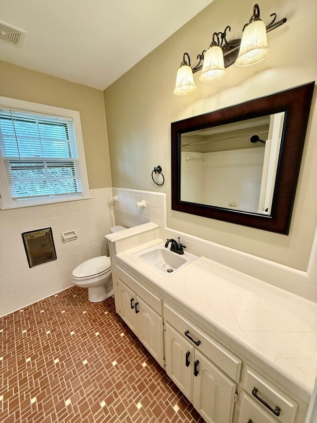 Building Photo - HUGE 4 Bedroom 2.5 Bath Donelson Ranch Cha...