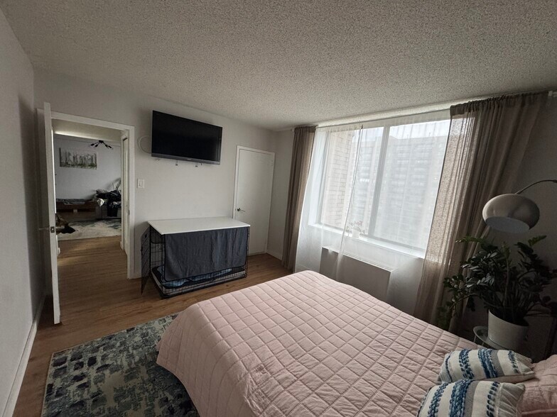 Bedroom - 3705 S George Mason Dr