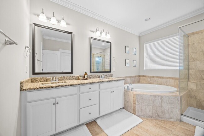 Building Photo - Fully Furnished 3BR Retreat in Riverwalk | Office + Screened Patio