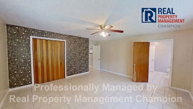Building Photo - Charming 3 BD/2 BA Home Just 2 Miles from Camp Lejeune Main Gate