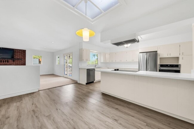 Building Photo - 280 Angelita Ave