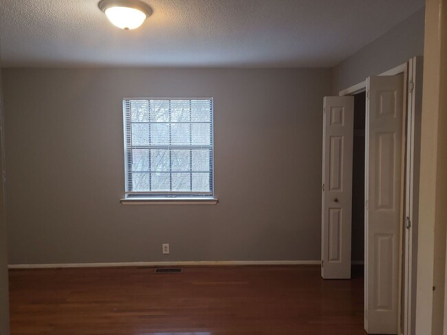 Building Photo - Now Available! 1 bedroom 1 bathroom in Ros...