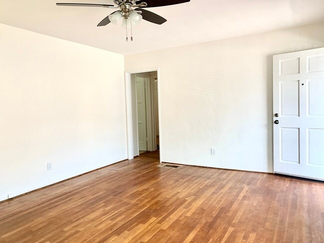 Building Photo - Darling 2 bedroom, 1 bath house in great l...
