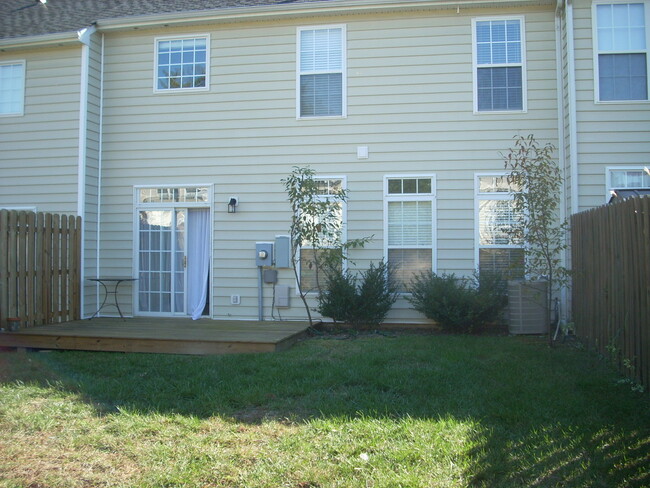 Building Photo - 3 BR/ 2.5 BA Beautiful Townhouse in Meredi...