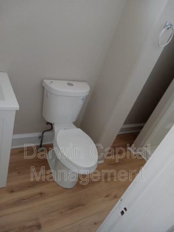 Building Photo - 7 E Main St