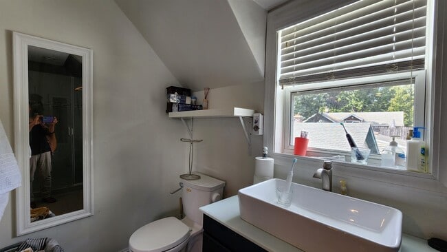 Building Photo - 513 S Brooks St