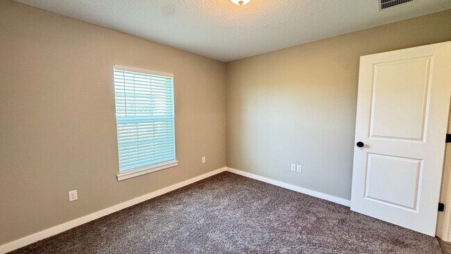 Building Photo - BRAND NEW, STUNNING 3 Bedroom, 2 Bathroom Home in Sebring!!