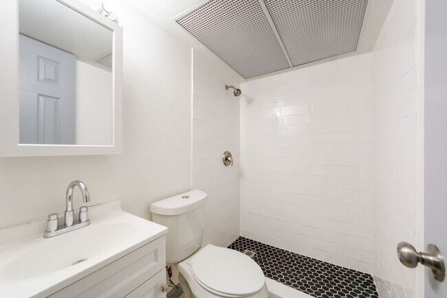 Building Photo - HALF OFF ON FIRST MONTHS RENT MOVE-IN SPECIAL