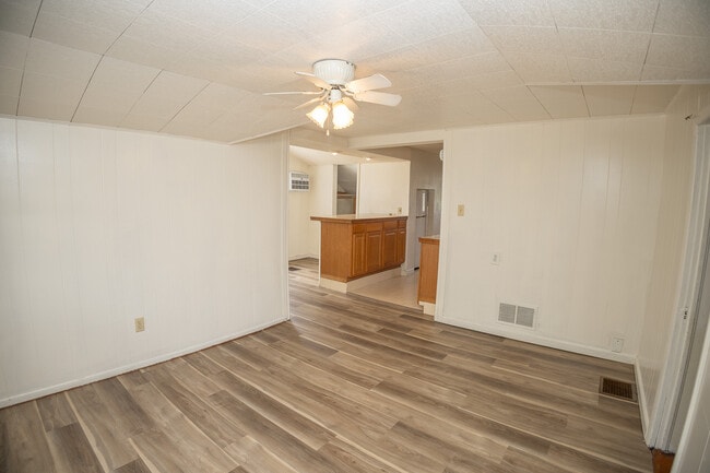 Building Photo - 1112 E Miller St
