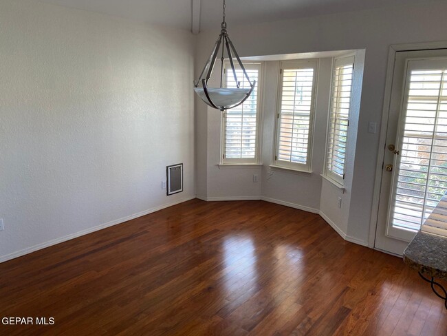 Building Photo - 715 Espada Dr