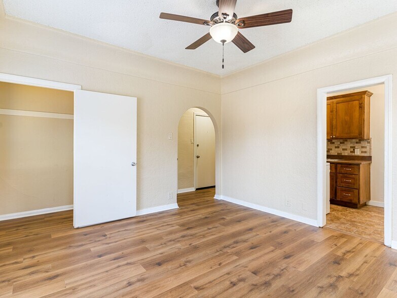 Building Photo - 1324 N Peterson Ave