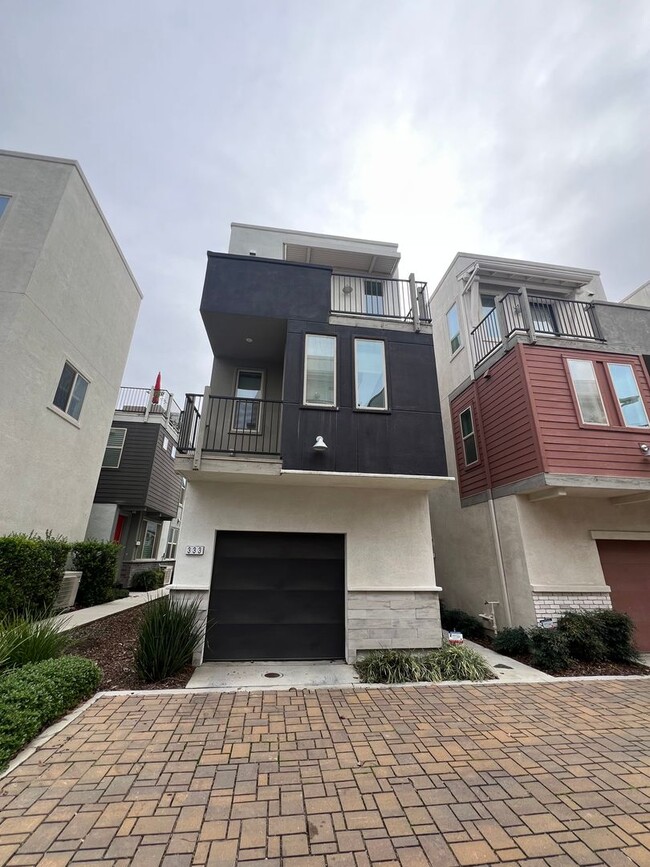 Building Photo - Beautiful 2 bedroom 2.5 bath three story c...