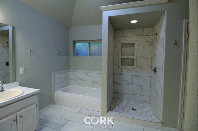 Building Photo - 927 Castle Rd