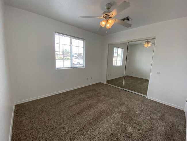 Building Photo - Great 3 Bedroom Home in Golden Valley on Pavement!