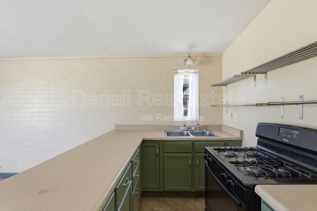 Building Photo - 3226 E Bermuda St