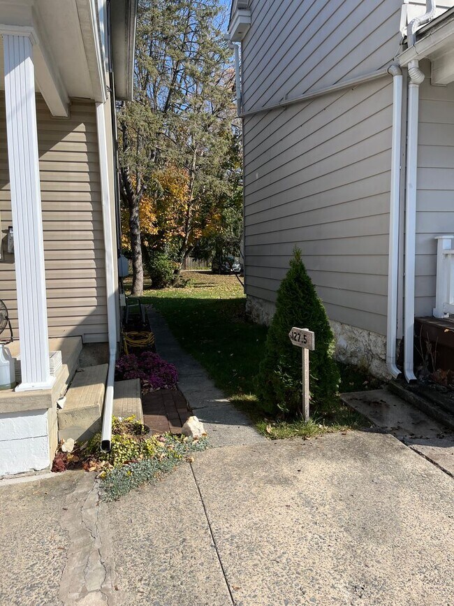 Building Photo - 127 &amp; 127 1/2 N Penn St