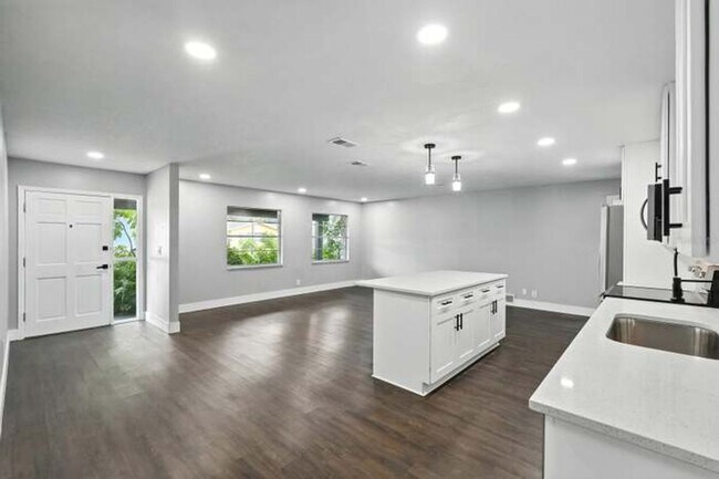 Building Photo - Beautiful 3 Bedroom House in Quiet Port Or...