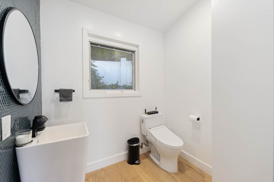 Half guest bathroom - 3541 Multiview Dr