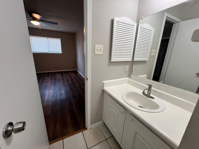 Building Photo - Duplex in Southwest Houston with Spacious ...