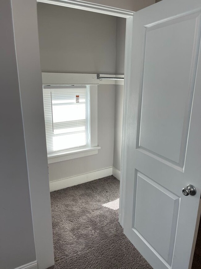 Building Photo - Great 2 BR with detached 2-car garage