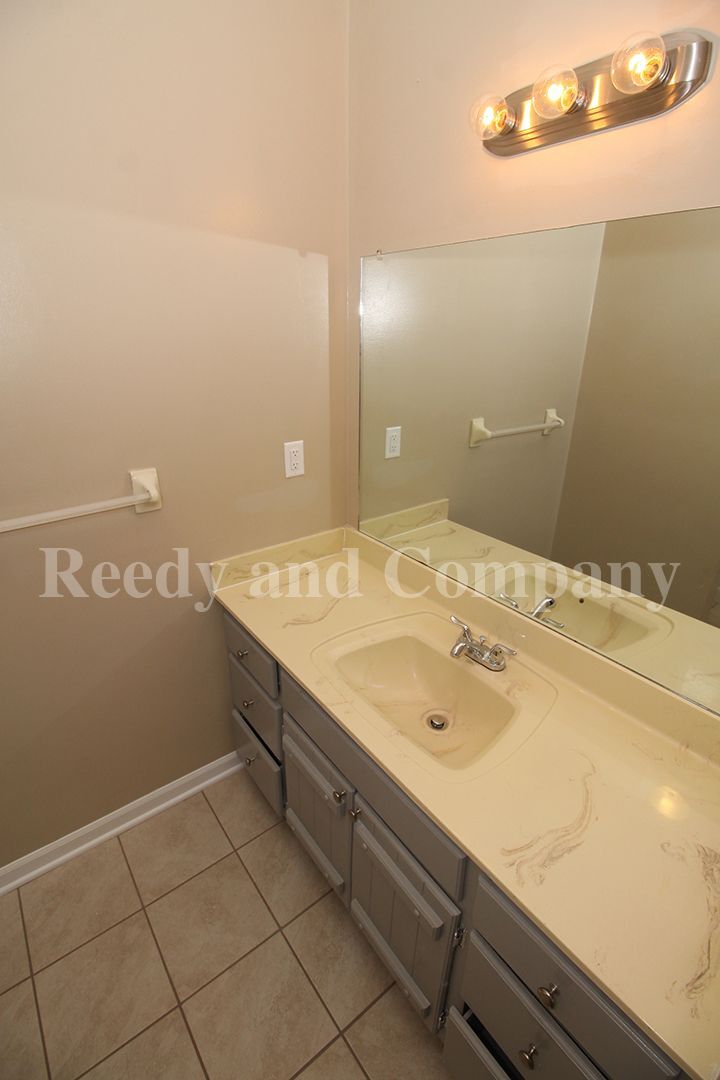 Building Photo - 4682 Sandy Park Dr