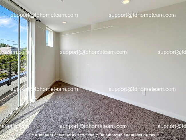 Building Photo - "Charming 3-Bed Townhouse Retreat on Beacon Ave with Spacious 1398 sq ft Layout!"