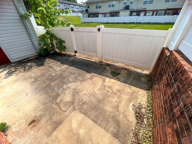 Building Photo - Adorable 2 bedroom, 2 1/2 bathroom townhom...