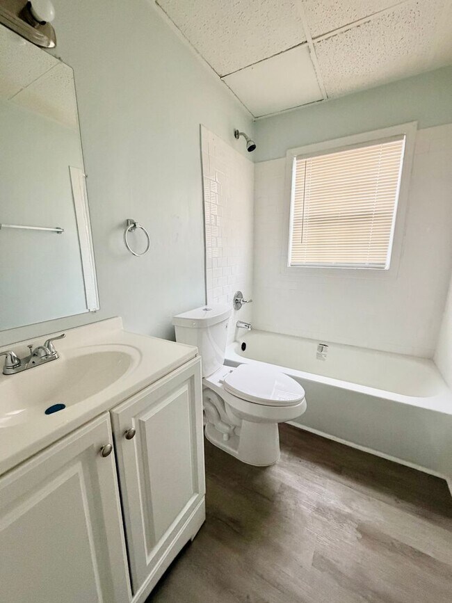 Building Photo - Dodson Courtyard Apartments Featuring Spring Move In Specials!