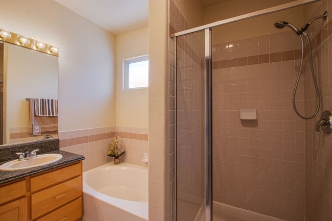 Building Photo - 4 bedroom 3 bath centrally located home