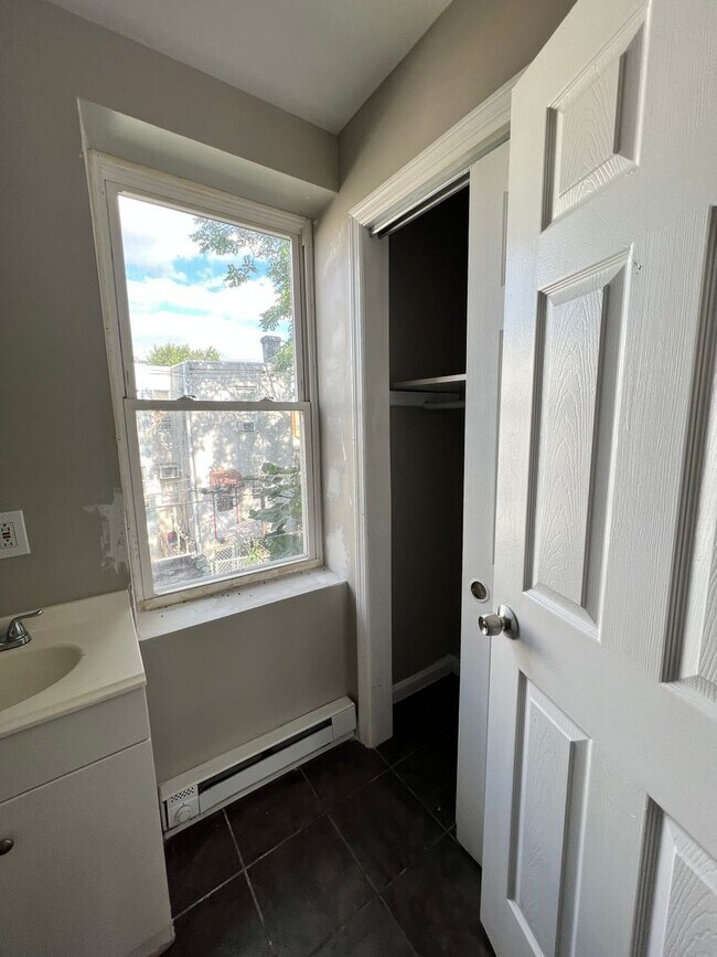 Building Photo - 1867 Clarence St